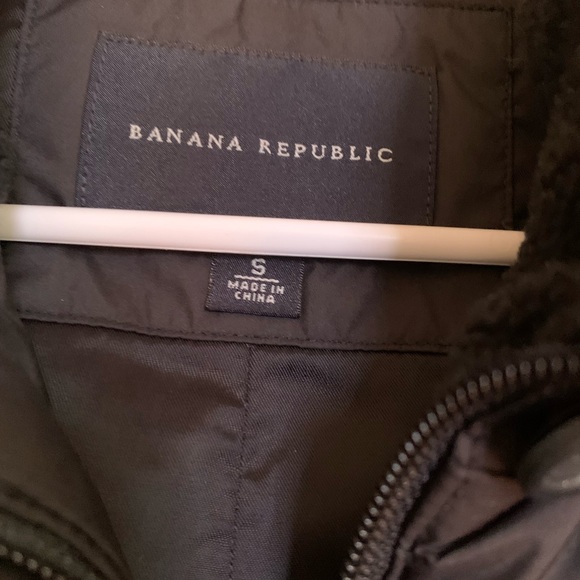 Banana Republic Puffer Vest - Picture 5 of 12